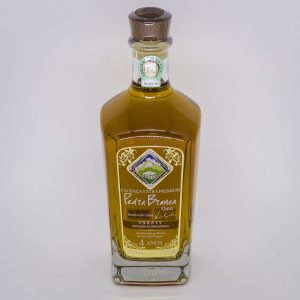 Cachaça Extra Premium Pedra Branca Ouro Reserva do Lucio 4 anos - 750 ml - 01 unidade