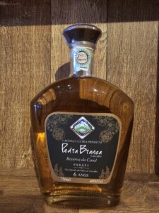 Cachaça Extra Premium Pedra Branca Carvalho Reserva da Carol 6 anos - 750 ml - 01 unidade